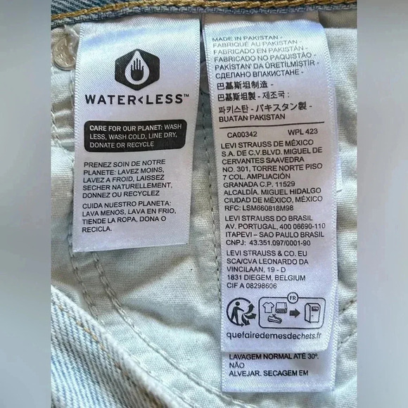 Levi Wedgie Straight Distressed Cropped Light wash Button Fly Women’s Size 26x25 - Picture 11 of 11